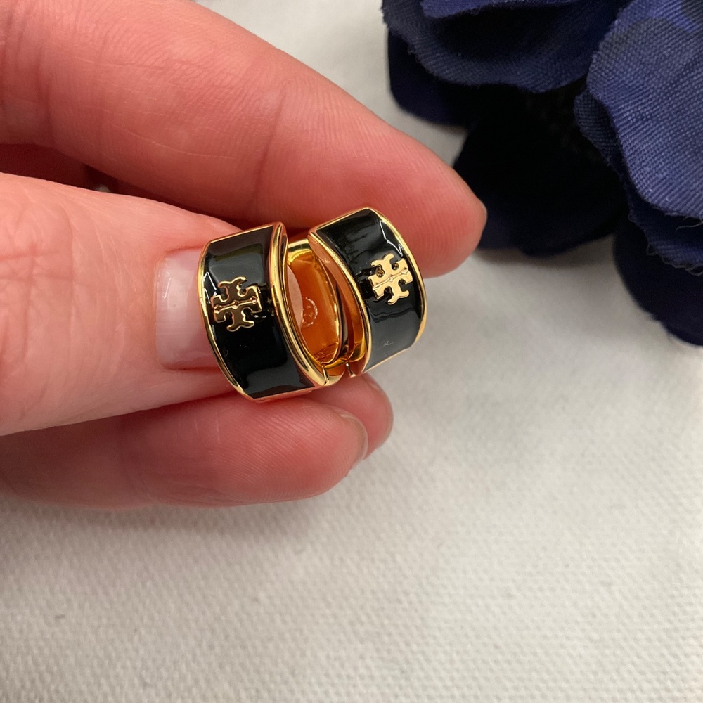 TORY BURCH  Kira enamel huggie hoop earrings - Picture 3 of 3
